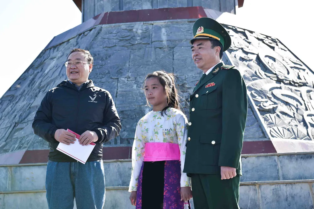 Tự hào lá cờ Việt Nam trên hành trình chinh phục miền biên ải ảnh 10