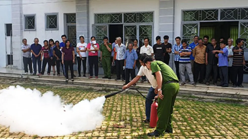 Cảnh sát PCCC TPHCM tập huấn kỹ năng cho người lao động tại một cơ sở sản xuất