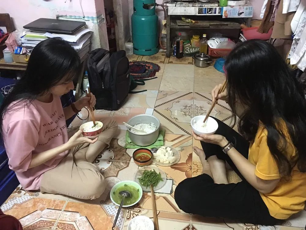 Chật vật chi tiêu trong cơn bão giá ảnh 1