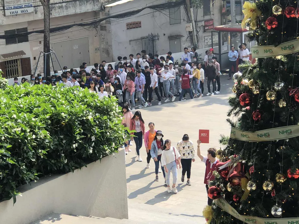 Hơn 2.000 học sinh THPT Đồng Tháp trải nghiệm một ngày là sinh viên ĐH Hồng Bàng ảnh 1