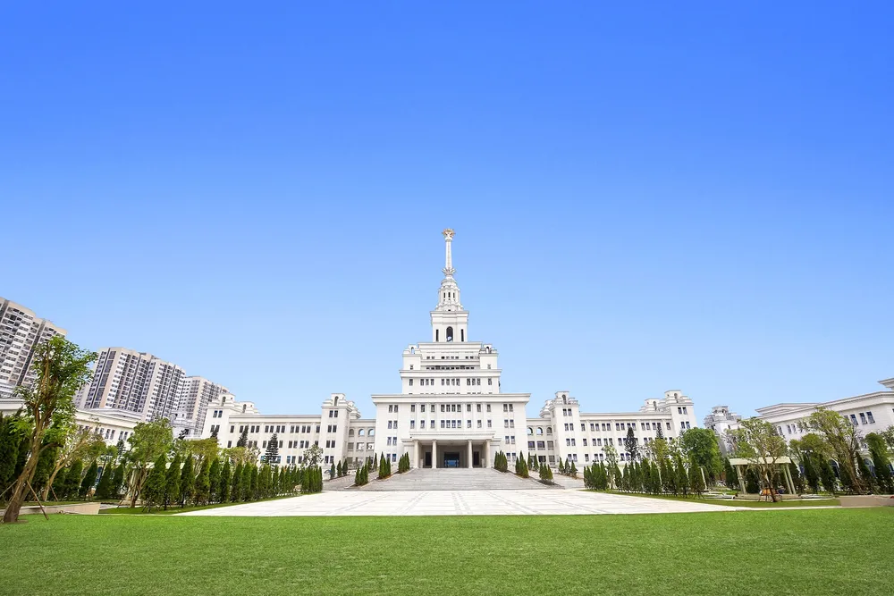 Trường Đại học VinUni nằm trong khu đô thị Vinhomes Ocean Park, có tổng diện tích 23ha với những trang thiết bị hiện đại nhất để phục vụ cho phương pháp học tập tiên tiến