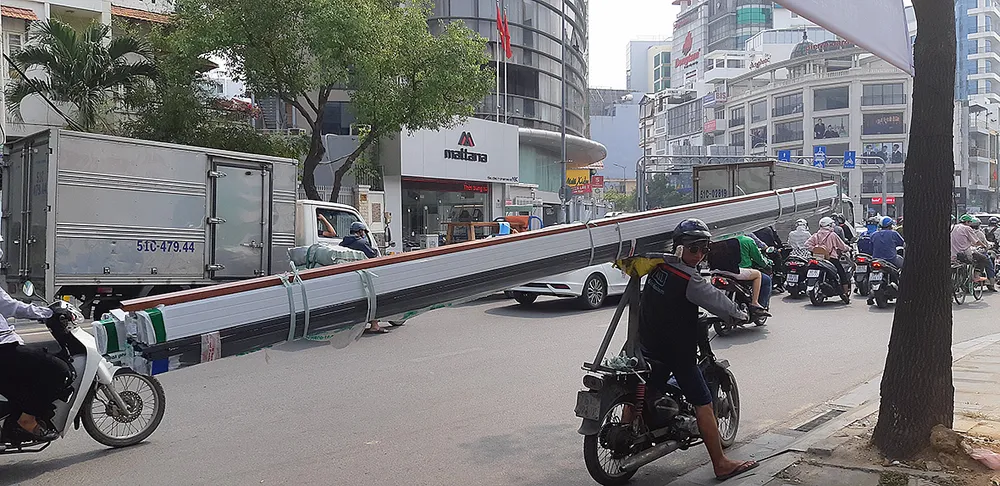 Hiểm nguy rình rập từ xe thô sơ chở vật liệu xây dựng cồng kềnh