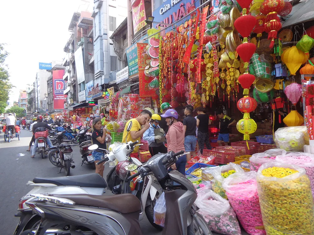 Chiếm dụng vỉa hè để bán hàng, nguy cơ gây tai nạn ảnh 1