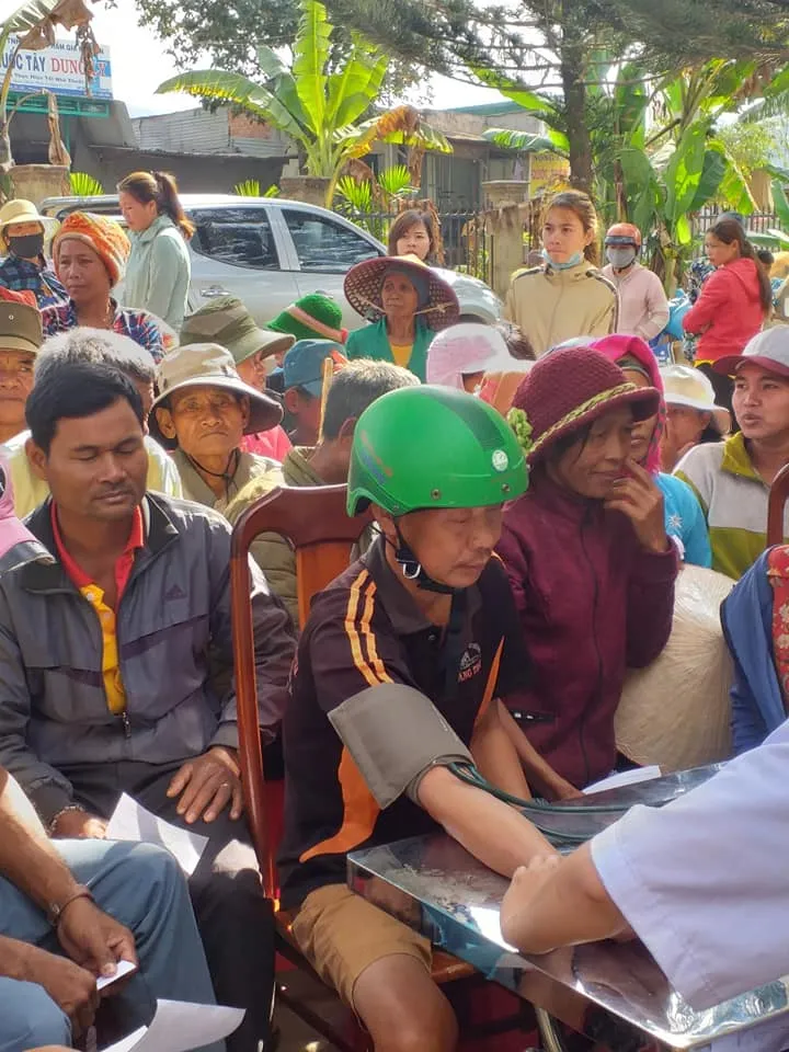 Khám bệnh và tặng quà tết cho người nghèo tại huyện Lắk, Đắk Lắk ảnh 2