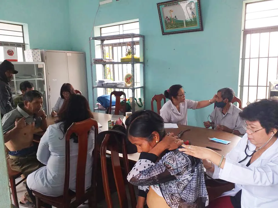 Khám bệnh và tặng quà tết cho người nghèo tại huyện Lắk, Đắk Lắk ảnh 1