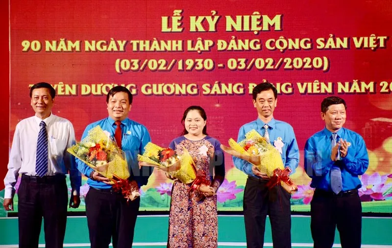 Các gương điển hình giao lưu tại lễ tuyên dương. Ảnh: hcmcpv.org.vn