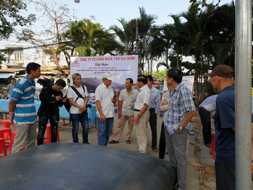 Bà con địa phương tham dự hội thảo tìm hiểu túi trữ nước ngọt của Công ty CP Nhựa Tân Đại Hưng.