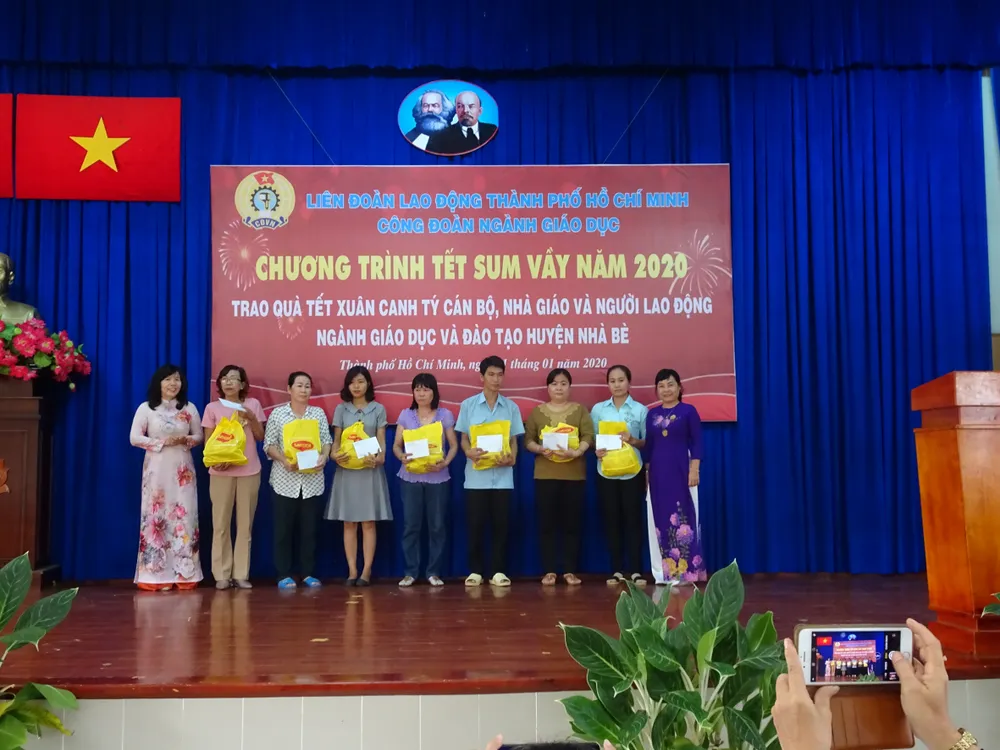 Mang hương xuân đến với trường ngoại thành ảnh 1