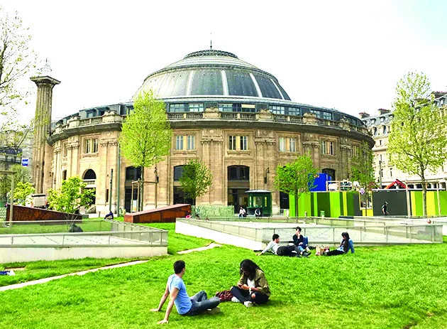 Khuôn viên bên ngoài tòa nhà đặt Bảo tàng Fondation Pinault