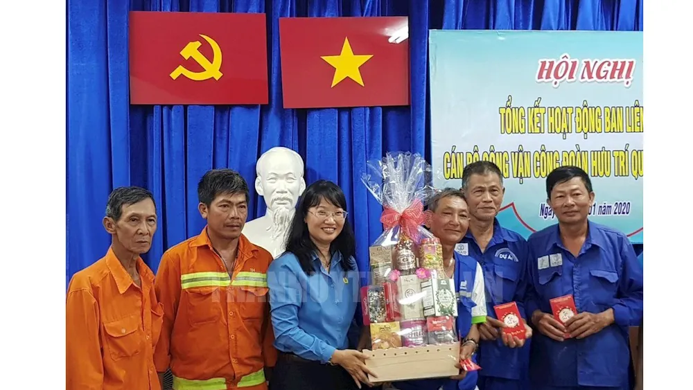 Chủ tịch Liên đoàn Lao động TPHCM Trần Thị Diệu Thuý đến thăm và chúc tết các đoàn viên nghiệp đoàn rác dân lập. Ảnh: thanhuytphcm.vn