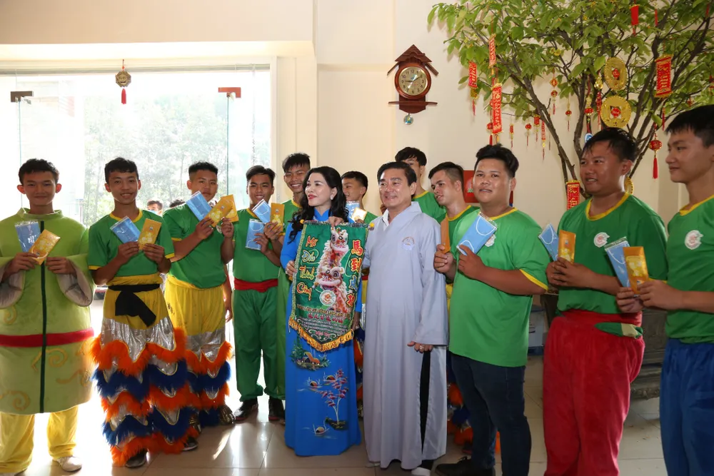 Ông Nguyễn Thuận, Chủ tịch HĐQT và bà Đặng Thị Kim Oanh, Tổng giám đốc Kim Oanh Real bên cạnh đội múa Lân sư rồng trong ngày khai trương đầu năm