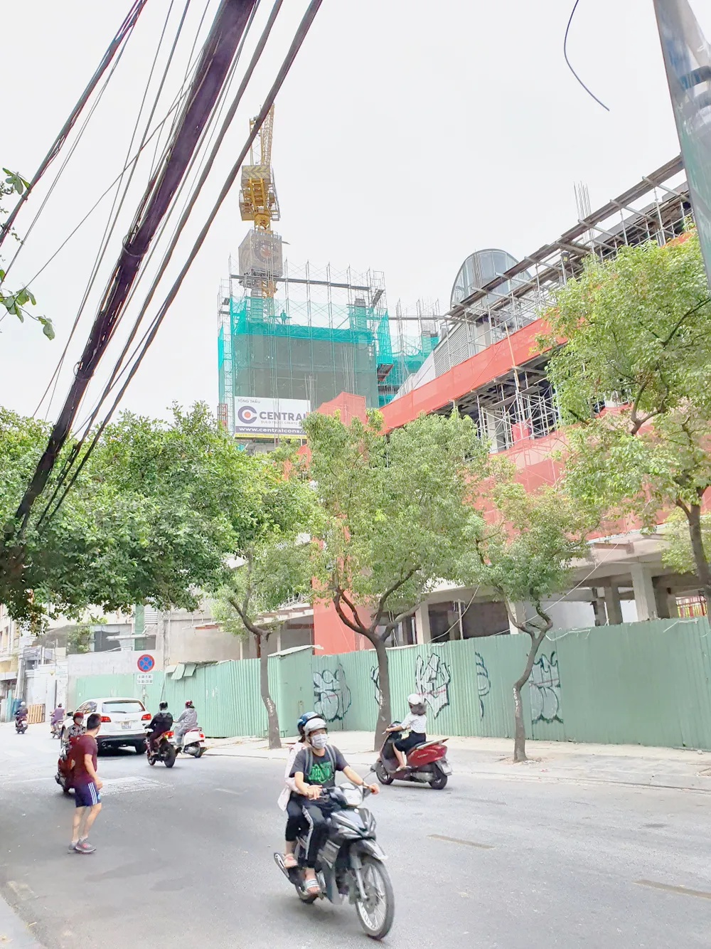 Khổ khi nhà láng giềng xây dựng, sửa chữa  ảnh 1