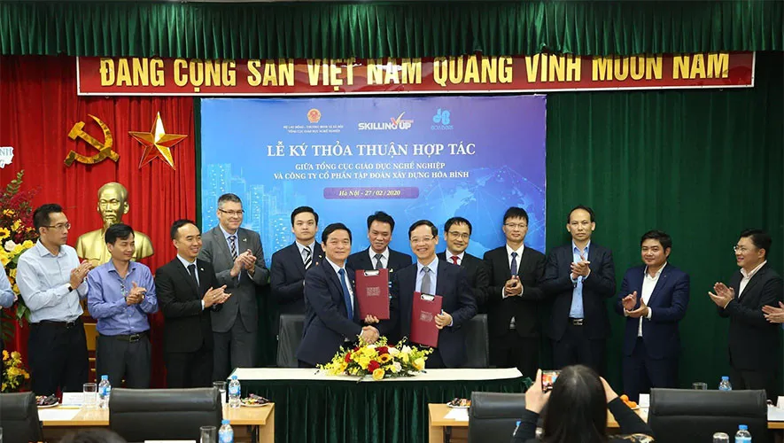 Ông Lê Viết Hải, Chủ tịch HĐQT kiêm Tổng Giám đốc Tập đoàn Xây dựng Hòa Bình (hàng đầu, bên trái) tham gia buổi ký kết