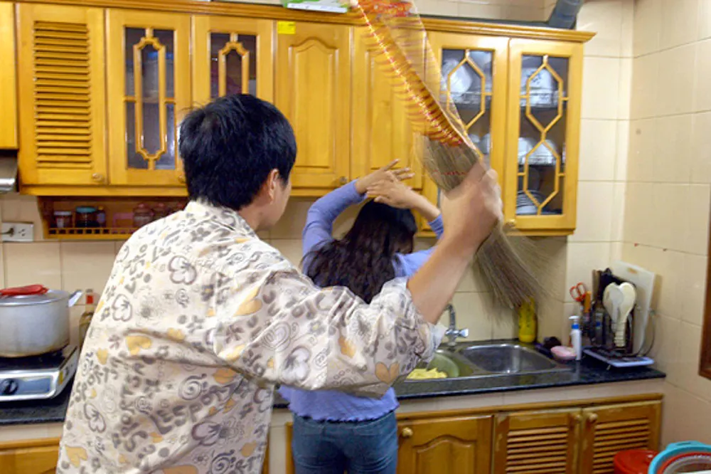 Xử lý nghiêm nạn bạo hành phụ nữ, trẻ em ảnh 1