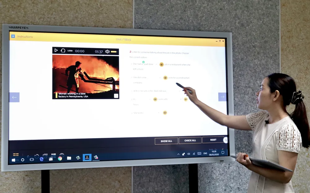 Giảng viên Trường Đại học Mở TPHCM giảng bài học tiếng Anh  và được ghi hình cho sinh viên theo dõi 