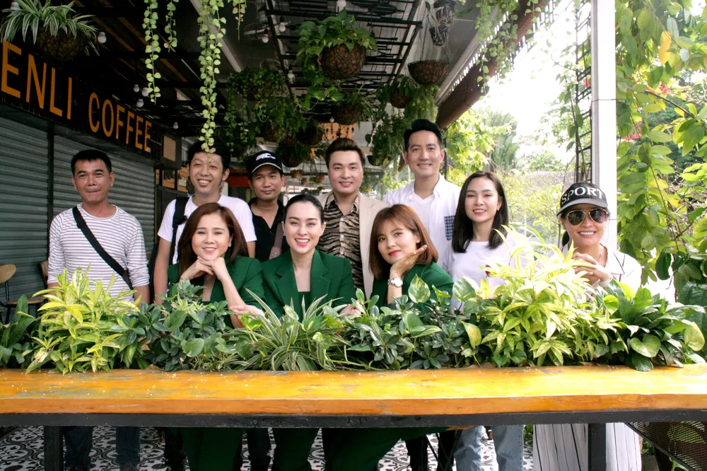 Bao la những trái tim hồng  ảnh 1