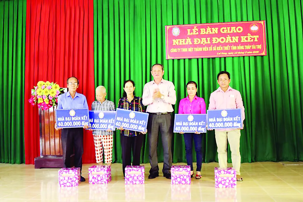 Công ty TNHH MTV Xổ số kiến thiết Đồng Tháp trao nhà đại đoàn kết cho hộ nghèo tại huyện Lai Vung  ảnh 1