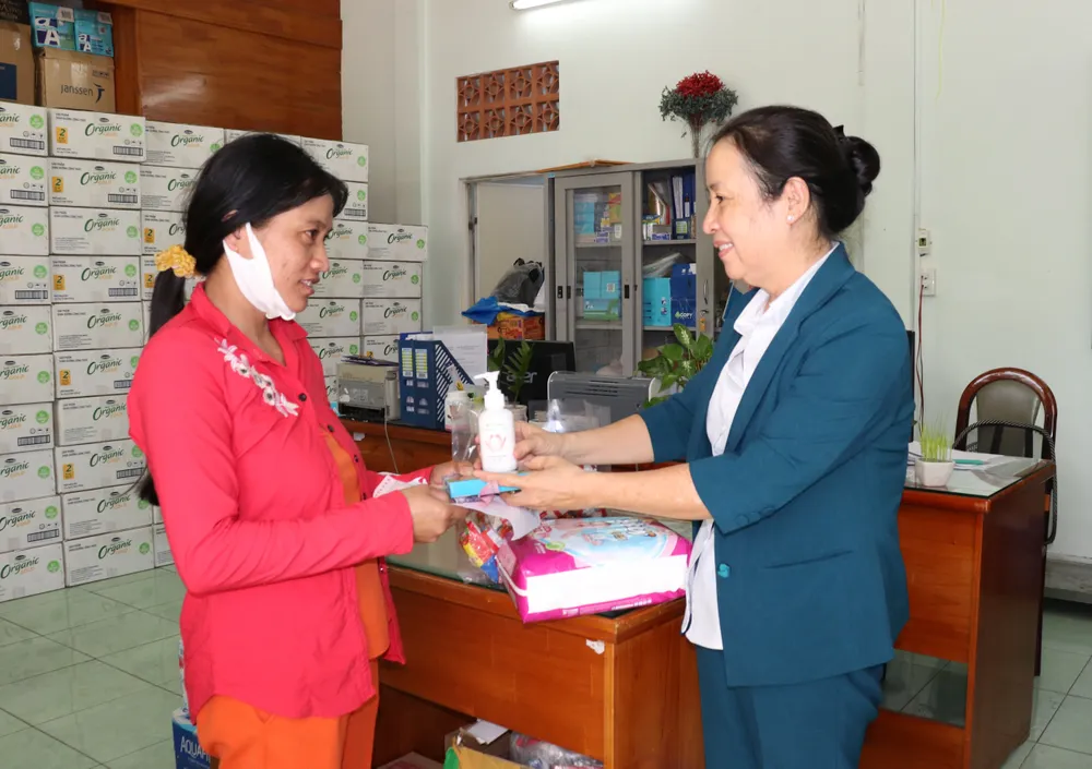 Lan tỏa tính nhân văn và trách nhiệm giữa mùa dịch bệnh - Bài 2:  Ấm áp tình người  ảnh 2