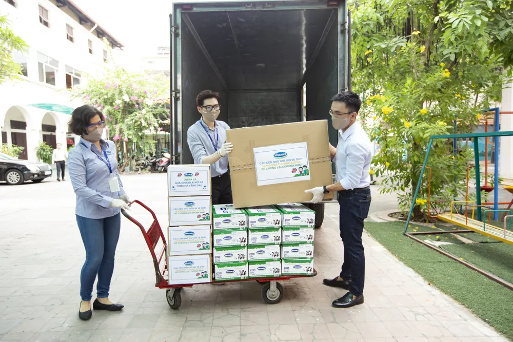 Vinamilk hỗ trợ 6.000 trẻ em khó khăn phòng ngừa dịch bệnh Covid-19 ảnh 1