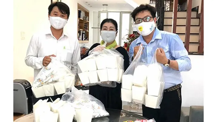 MC Thanh Hiệp (bìa phải) cùng ê kíp ghi hình đến nhà, phòng thu âm, sân khấu của các khách mời là nghệ sĩ, ca sĩ của lĩnh vực ca nhạc, sân khấu kịch, cải lương... Ảnh: hcmcpv.org.vn