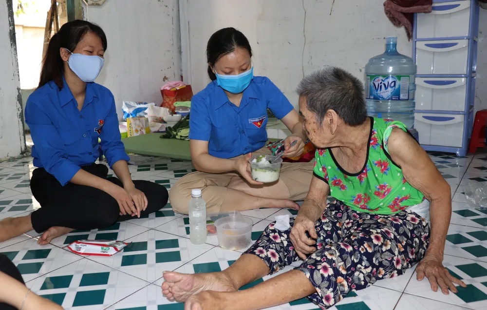Đội hình tình nguyện hỗ trợ người yếu thế ảnh 1
