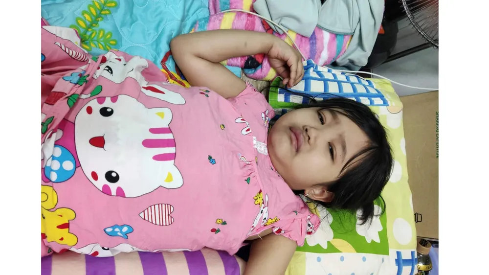 Cháu bé hộ nghèo mắc bệnh ung thư ảnh 1