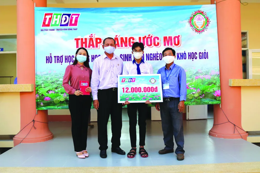 Công ty TNHH MTV Xổ số kiến thiết Đồng Tháp trao học bổng “Thắp sáng ước mơ” tại huyện Thanh Bình ảnh 1