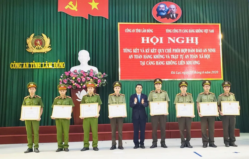  Ký Quy chế phối hợp trong bảo đảm an ninh trật tự tại Cảng Hàng không Liên Khương ảnh 5