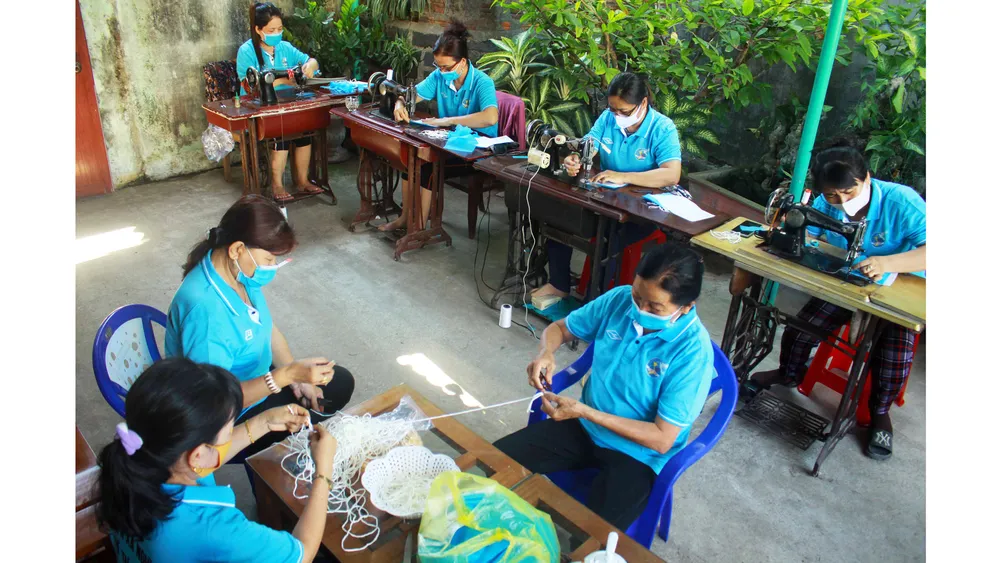 Cả làng may khẩu trang phát miễn phí chống dịch Covid-19 ảnh 1