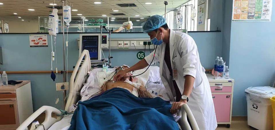 Bác sĩ đang thăm khám và điều trị cho bệnh nhân