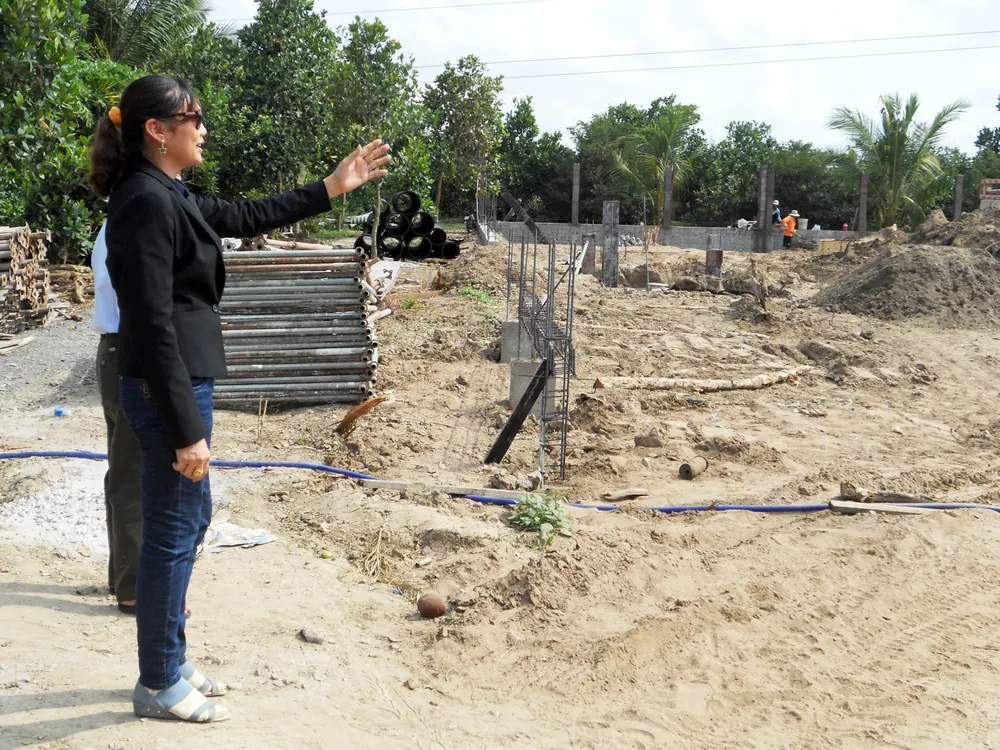 Bà Trần Thị Kim Loan trên mảnh đất hiến tặng để xây trường mầm non