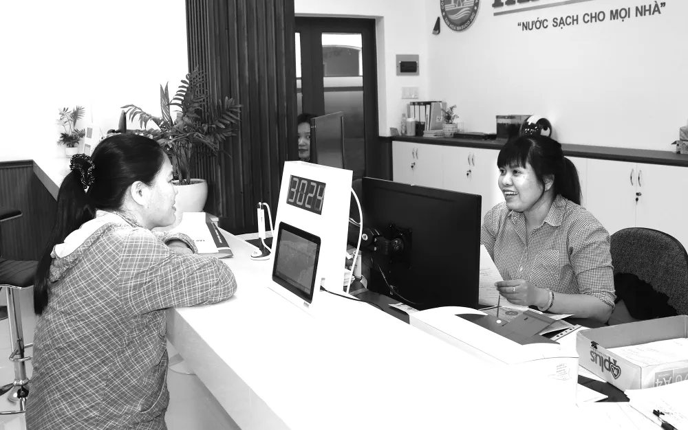 Mô hình một cửa tại khâu dịch vụ khách hàng tạo thuận lợi  cho người dân (Ảnh chụp tháng 6-2020)