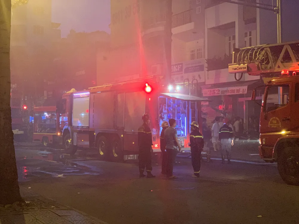 Cháy nhà kho trong hẻm ở trung tâm TPHCM ảnh 12