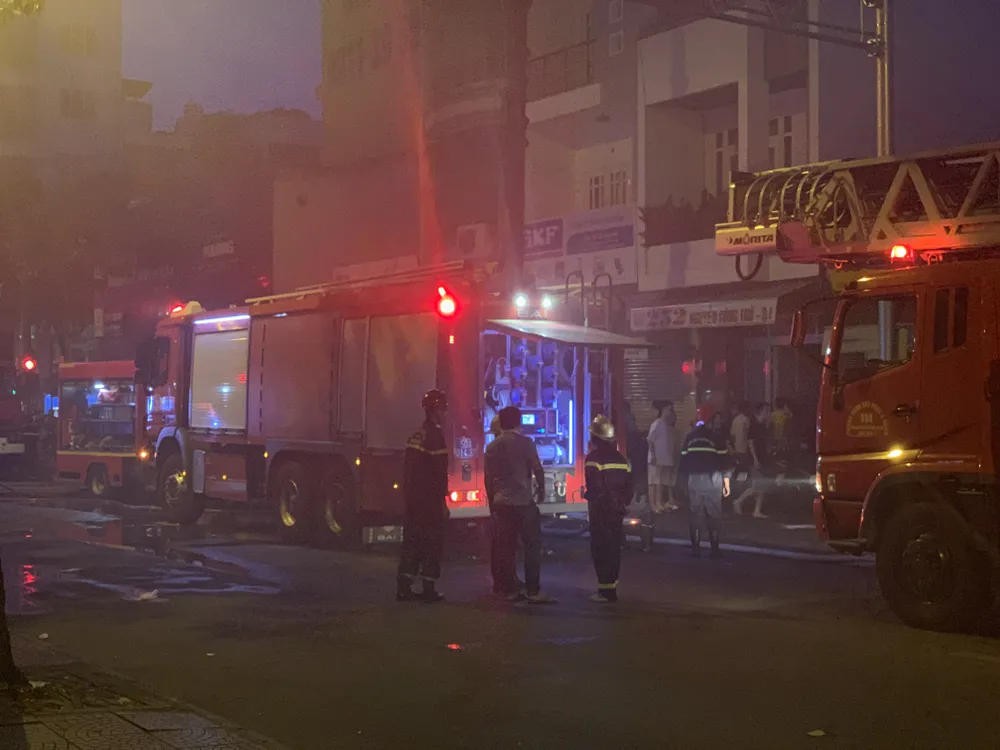 Cháy nhà kho trong hẻm ở trung tâm TPHCM ảnh 13