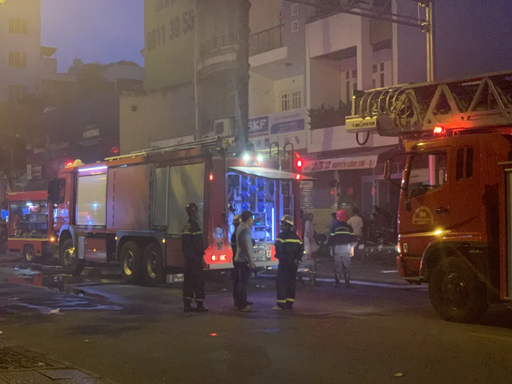 Cháy nhà kho trong hẻm ở trung tâm TPHCM ảnh 14