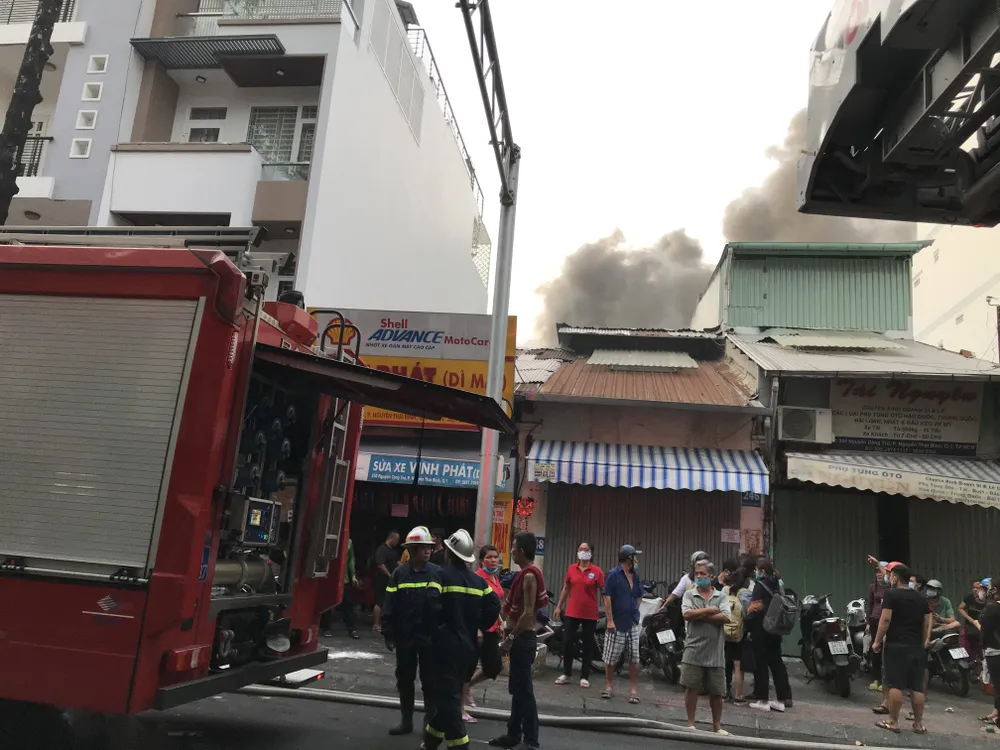 Cháy nhà kho trong hẻm ở trung tâm TPHCM ảnh 4