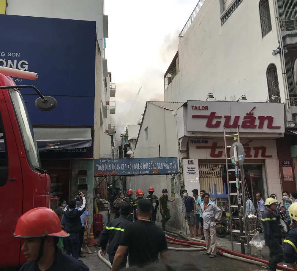 Cháy nhà kho trong hẻm ở trung tâm TPHCM ảnh 1