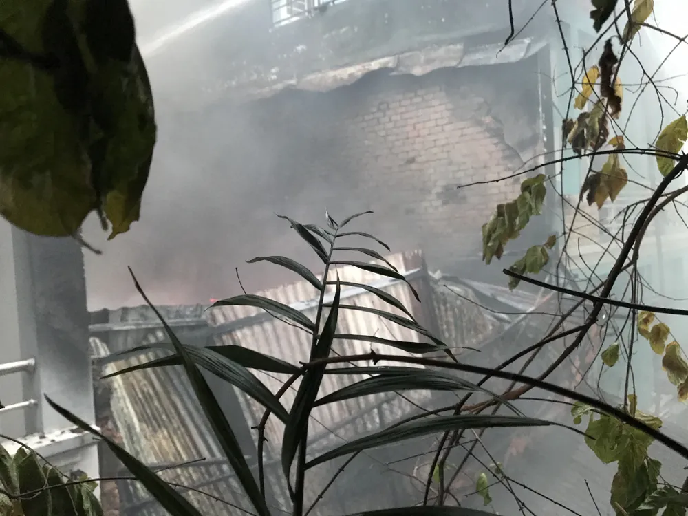 Cháy nhà kho trong hẻm ở trung tâm TPHCM ảnh 5