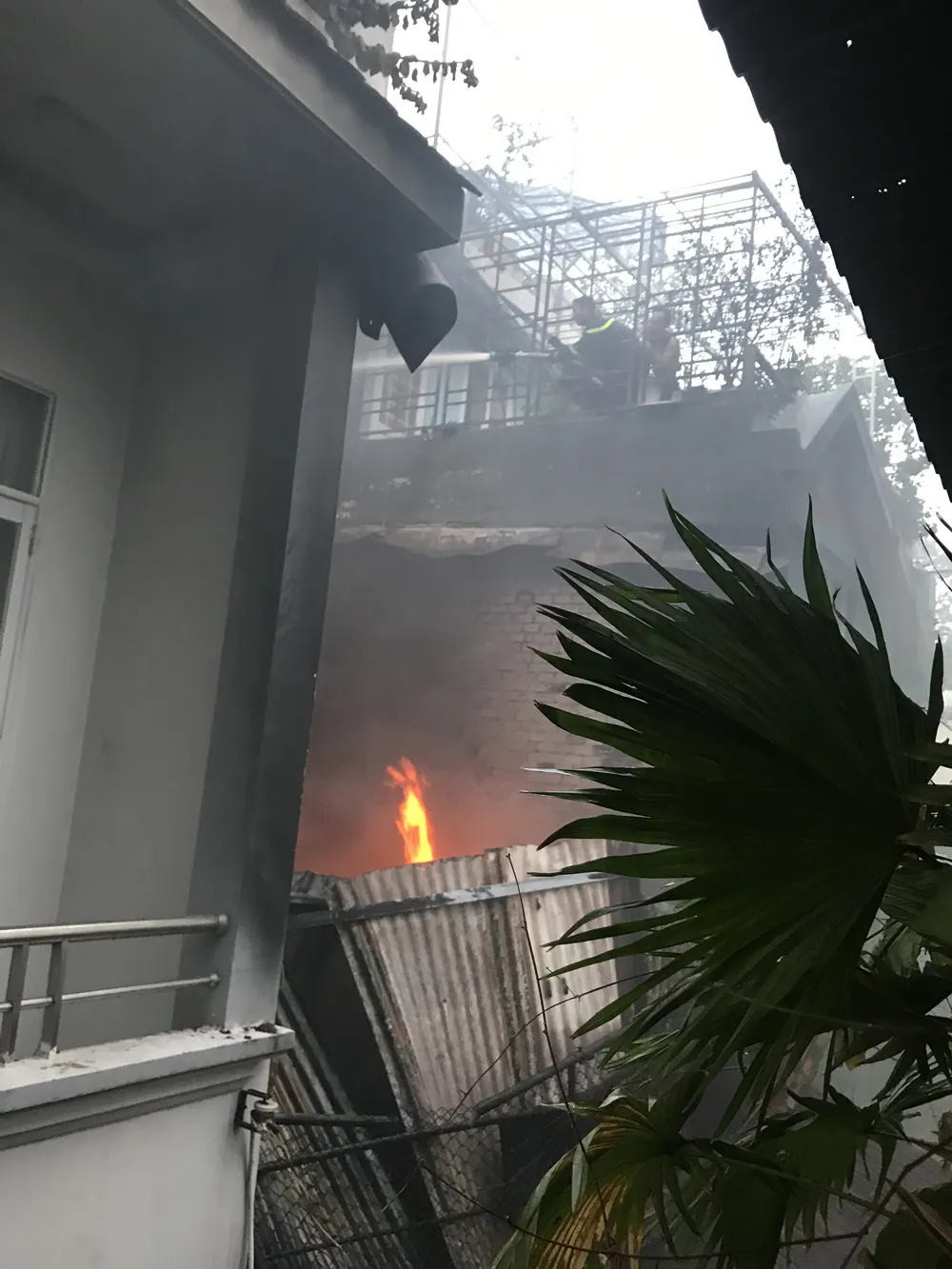 Cháy nhà kho trong hẻm ở trung tâm TPHCM ảnh 7