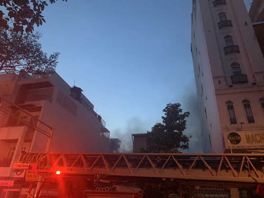 Cháy nhà kho trong hẻm ở trung tâm TPHCM ảnh 16