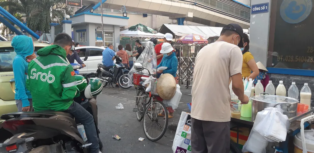 Bát nháo trước cổng bệnh viện ảnh 1