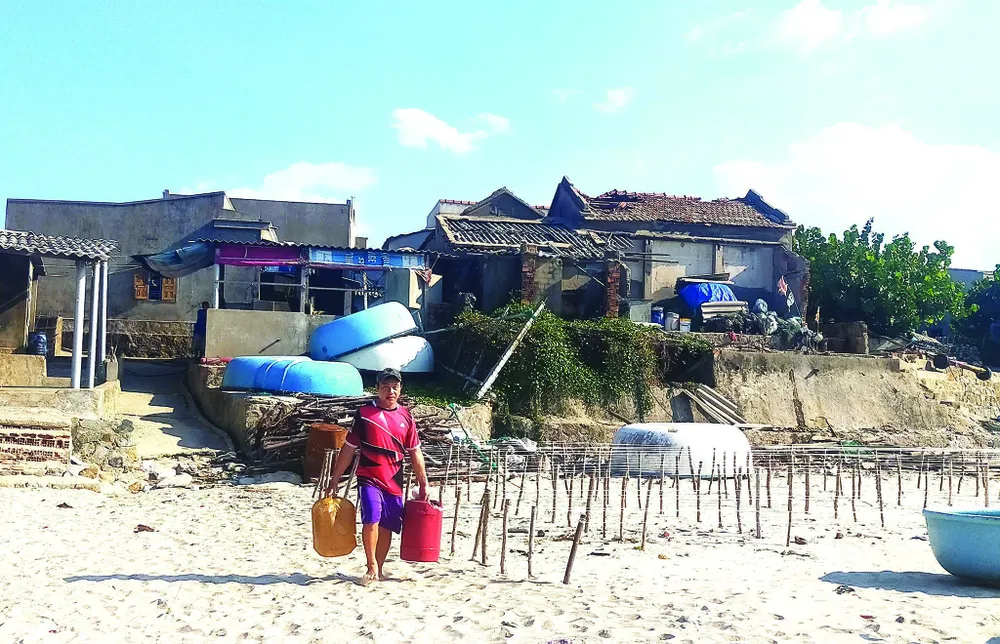 Triều cường đe dọa làng biển  Hòa An (Phú Yên).  Ảnh: NGỌC OAI