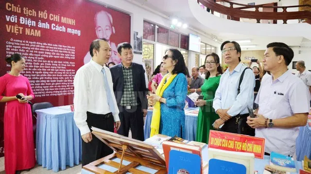 Các đại biểu xem trưng bày, triển lãm. Ảnh: www.hcmcpv.org.vn