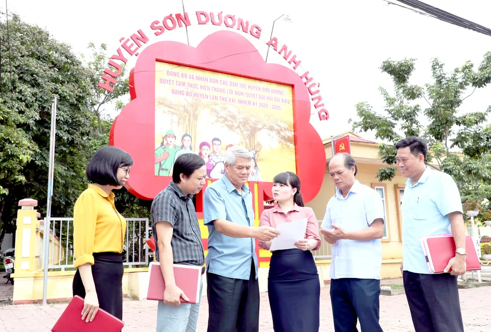 Nghị quyết Trung ương 4 với công tác nhân sự nhiệm kỳ mới - Bài 2: Chọn cán bộ, dưới có vững thì trên mới bền chắc  ảnh 1