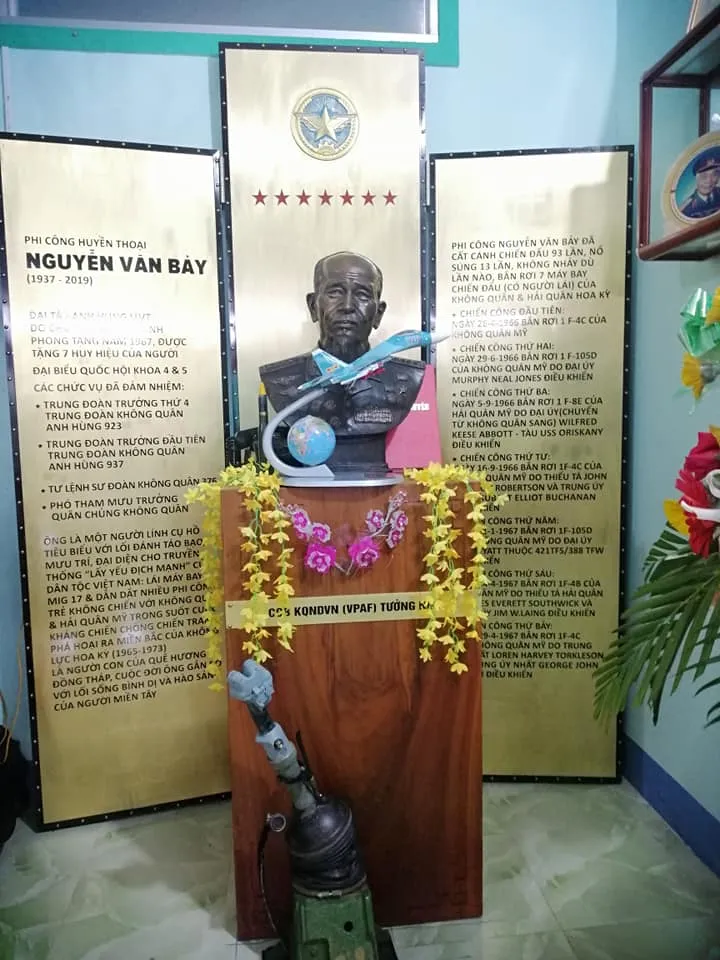 Trao tặng bức tượng đồng cố Đại tá phi công, Anh hùng lực lượng vũ trang nhân dân Nguyễn Văn Bảy ảnh 2