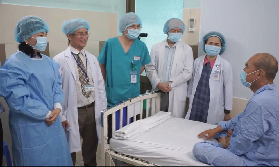 Bác sĩ đang thăm hỏi, trò chuyện với bệnh nhân 