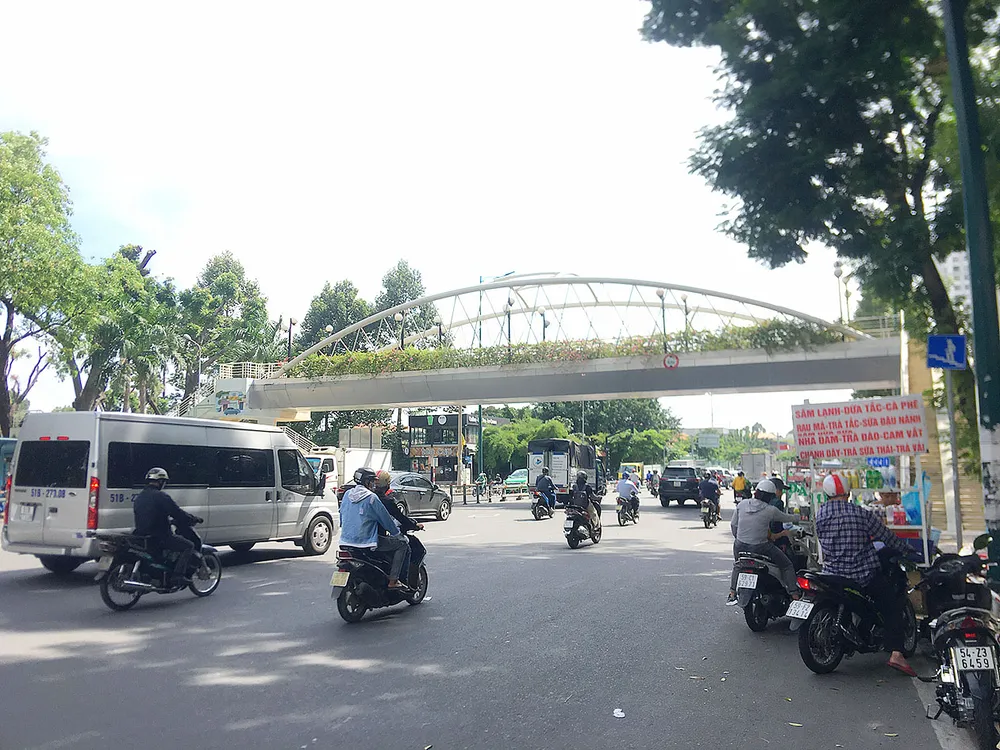 Bất cập cầu vượt bộ hành ảnh 1