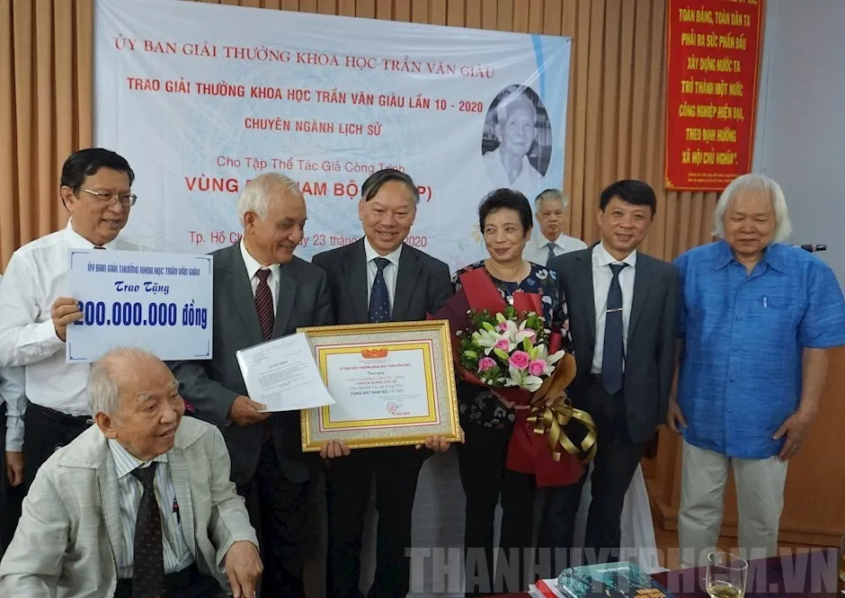 Nhóm tác giả thực hiện công trình “Vùng đất Nam bộ” nhận giải thưởng Trần Văn Giàu 2020. Ảnh: www.hcmcpv.org.vn