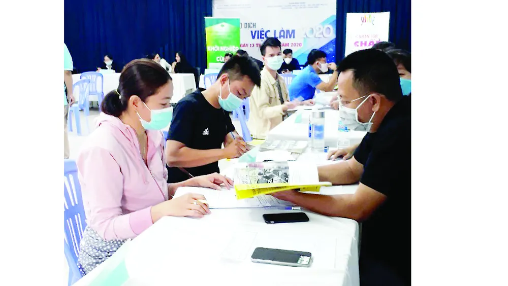 Người lao động  tại Sàn giao dịch việc làm do Trung tâm DVVL TPHCM tổ chức