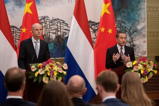 Bộ trưởng Ngoại giao Trung Quốc Vương Nghị (phải) và Ngoại trưởng Hà Lan Stef Blok trong một cuộc họp báo chung ngày 19-6-2019 tại Bắc Kinh. Ảnh: Benarnews